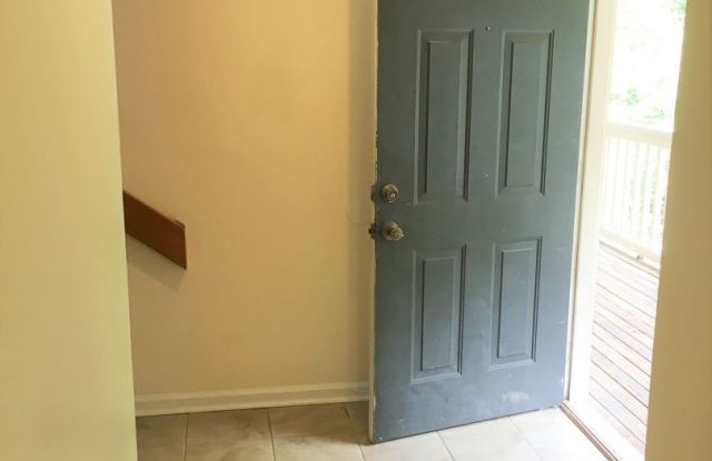 Walk to Campus from this spacious, updated 4br 2ba townhome-style condo! Gallery 4