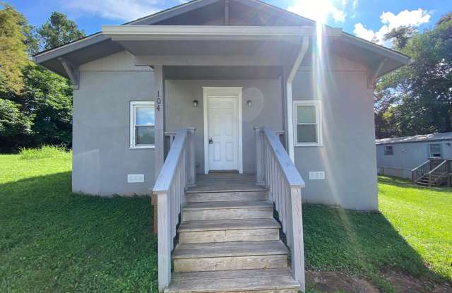 Adorable cottage in the heart of Rustburg!! 1 bed 1 bath! photos photos