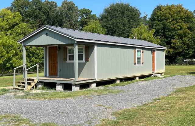 Country Tiny Home| Washer/Dryer + Lawn Care Included Gallery 1