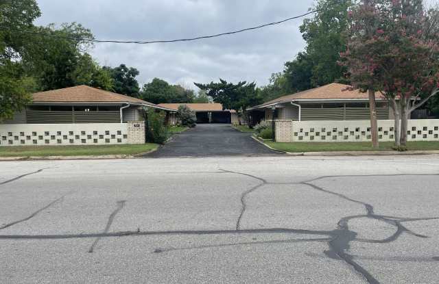 916 Jefferson Street - 916 Jefferson Street, Kerrville, TX 78028