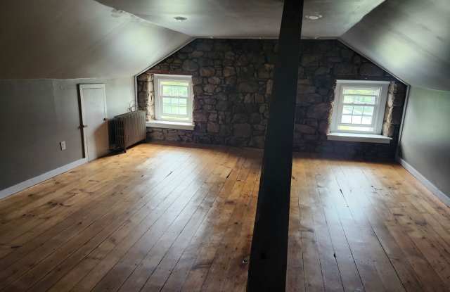 Charming 3 Bedroom Apartment Available Now! Gallery 4