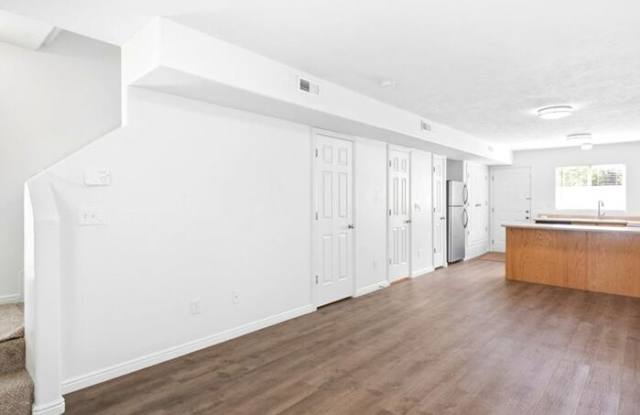 475 North Redwood Road Gallery 4