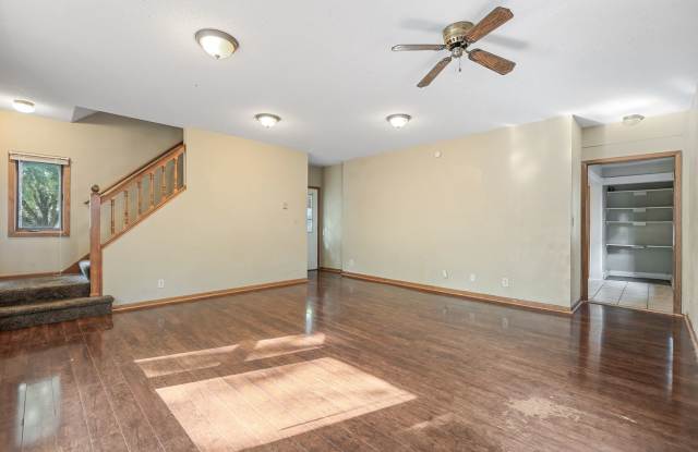 Spacious 6BD/2BA, Close to the U of M! Recently remodeled! Big Living room  Bedrooms! 9/1/25 - 1018 12th Avenue Southeast, Minneapolis, MN 55414