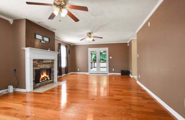 Pet Friendly Three Bedroom! Gallery 3