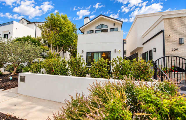 Turnkey Coastal Luxury in Downtown HB Home Gallery 1
