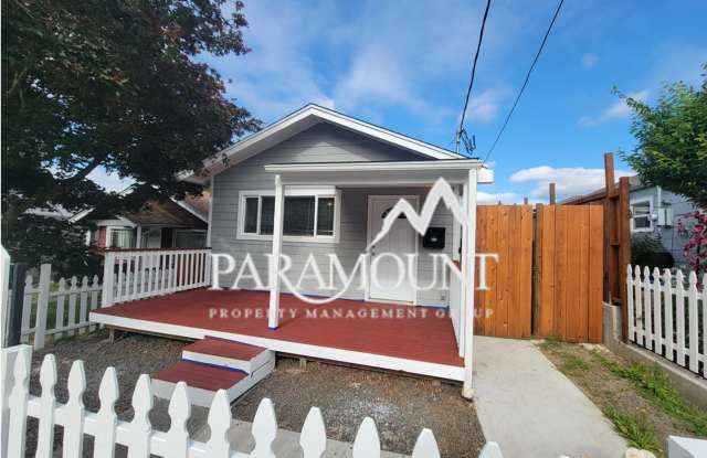 Downtown 1 Bedroom Upper Duplex!!!!!!! - 641 North Montgomery Avenue, Bremerton, WA 98312