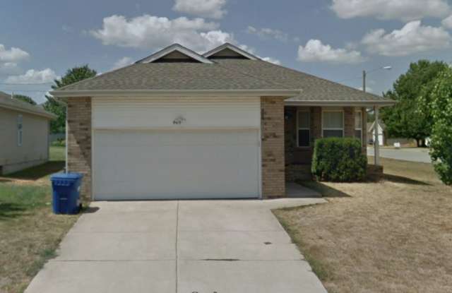 All brick 3 bed 2 bath home in Nixa. Gallery 1