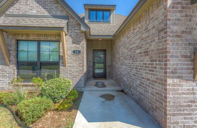 4-Bedroom Home with 3-Car Garage & Fully Fenced Yard! Gallery 4