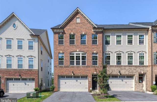 Welcome to this nearly new, 3bd 3.5bth end-unit home! photos photos