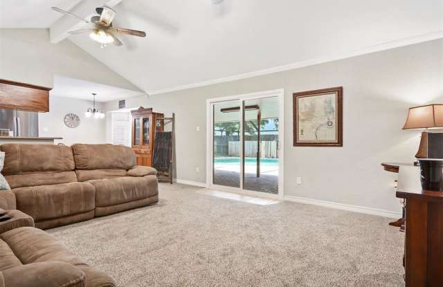 5323 Lincoln Town Drive Gallery 3