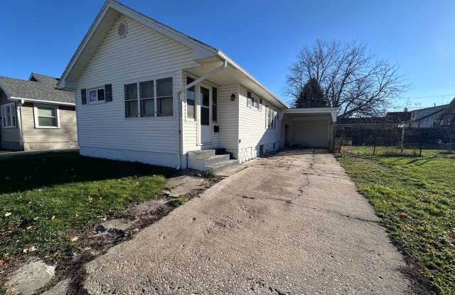 2 Bedroom house with 1 car detached garage $825 per month - 2211 8th Avenue South, Fort Dodge, IA 50501