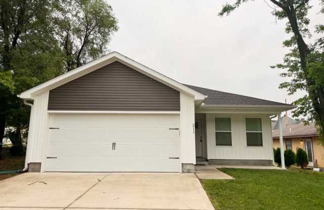 BEAUTIFUL 3 BEDROOM / 2 BATHROOM HOUSE LOCATED IN JOPLIN MO WITH FENCED IN YARD! photos photos