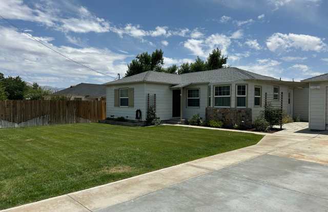 Beautifully landscaped home with modern updates in Lone Pine photos photos