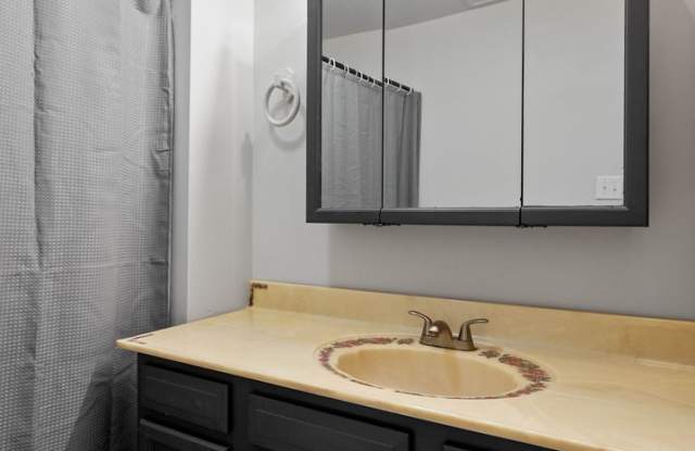 Stunning 3 bedroom home in McKees Rocks available November 1! Gallery 3