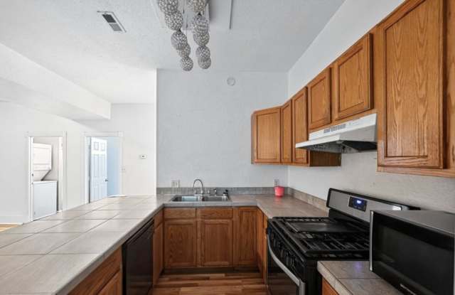 Charming half duplex in Sloane's Lake Gallery 4