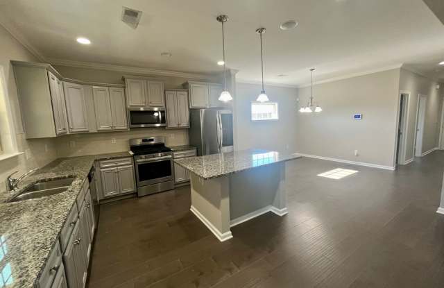 5 Bedroom 3 Bathroom Home in Pendleton Gallery 3