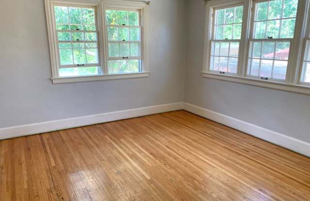 Fabulous vintage home w/3 bedrooms, 2 baths Gallery 4