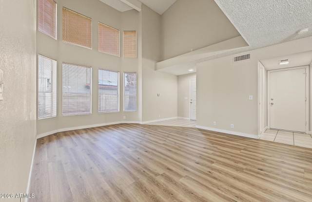 Spacious 3 bed, 2.5 bath in Glendale. Gallery 3
