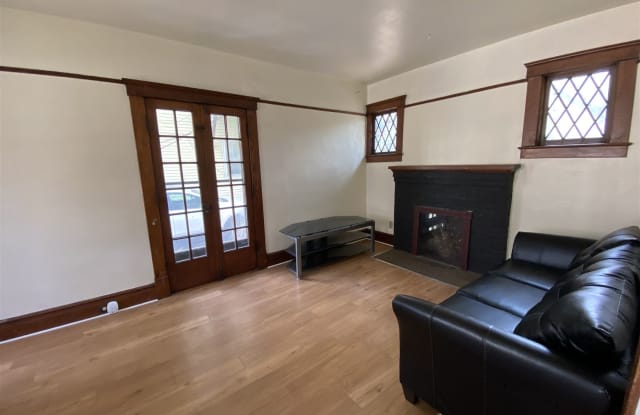 932 Greenwood Ave - 932 Greenwood Avenue, Ann Arbor, MI 48104