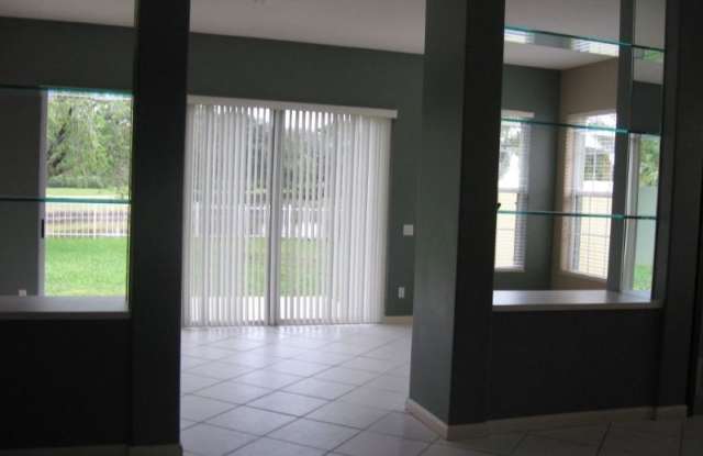 102 Hampton Cir Gallery 2