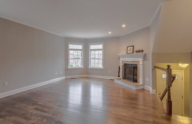 8 Cottage Ct Gallery 2