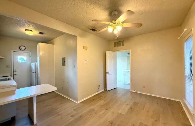4401 Speedway- Free Cable and Internet-Available for August! Gallery 1