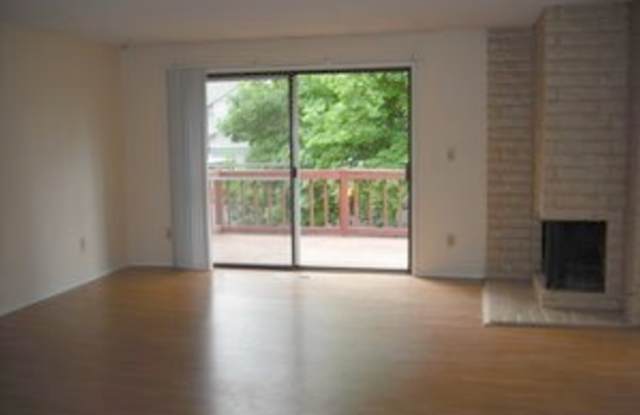 Spacious 2 Bed/2 Bath Duplex w/ Garage Gallery 3
