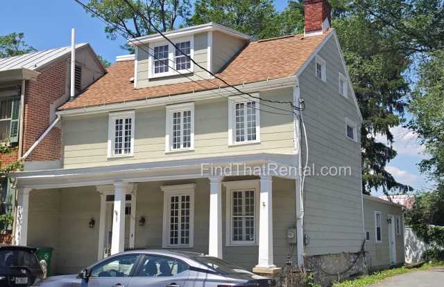 Downtown pet-friendly 3bd w Fenced Yard, Laundry, Screened Porch, Dishwasher, and nearby weekly farmer's market photos photos