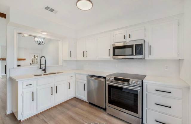 College Station - 3 bedroom - 2 bath house with garage and fenced back yard. photos photos