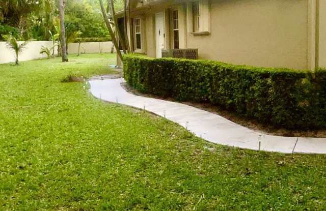 2004 Maplewood Drive photos photos