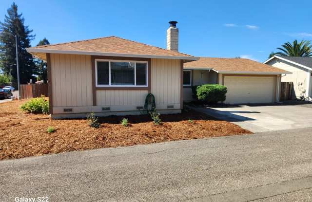 Bright and Cheery 4 bedroom, 2 bathroom home in a great neighborhood. photos photos