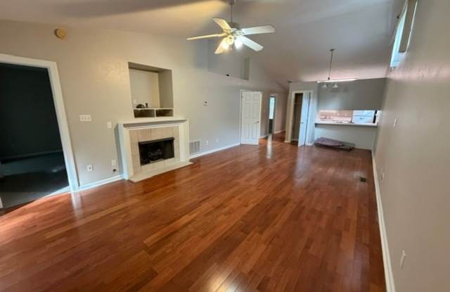 Charming 2BR Townhome in Tallahassee Gallery 3