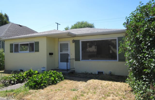 1456 SE Pine St - 1456 Southeast Pine Street, Roseburg, OR 97470