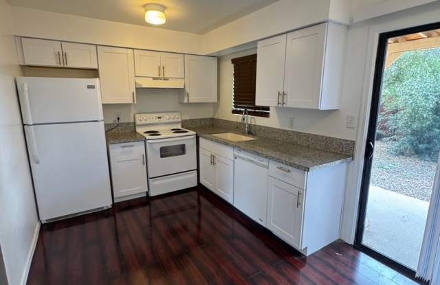 Pet-Friendly 2BR/1.5BA Near UofA & Banner UMC – Private Backyard & No Carpet photos photos