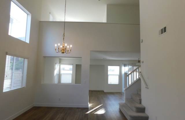 Beautiful 3 BD + Loft 2.5 BA Two Story SFR, close to The Marketplace! Gallery 3