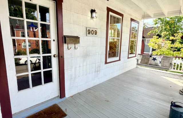 909 N IVY Street Gallery 4