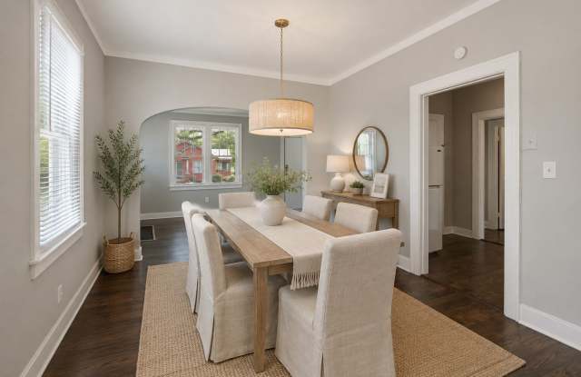 Large Unfurnished 2BR/1BA Downtown Home Walking Distance to Forsyth Park and Daffin Park Gallery 4