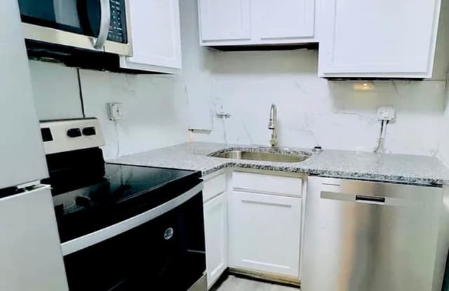 Discover Chic  Convenient Living at Robinson Gardens Apartments located in Marietta! photos photos