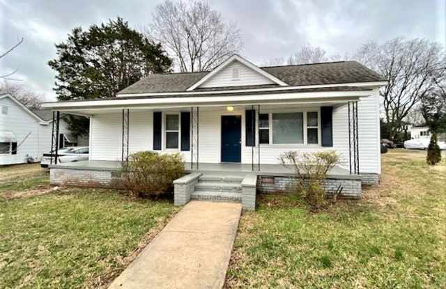 Updated- 3 bed, 2bath Bungalow near downtown Kannapolis - 615 Leonard Avenue, Kannapolis, NC 28081