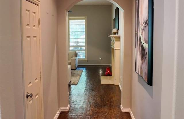 1005 Grandbury Street Gallery 2