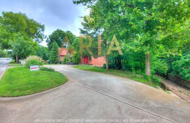 AMAZING 3 BED/2 BATH HOME NEAR CAMPUS WITH ALL THE CHARACTER! *IMMEDIATE MOVE IN ONLY* - 421 South Flood Avenue, Norman, OK 73069
