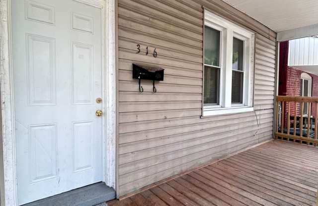 3 bedroom, 1 bath, 2 story half double house Gallery 1