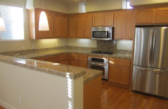 SPACIOUS 3 BEDROOM, 3.5 BATHROOM TOWNHOUSE IN AN EXCELLENT LOCATION. GARAGE. LAUNDRY. BALCONY. A TRUE MUST SEE!!! photos photos