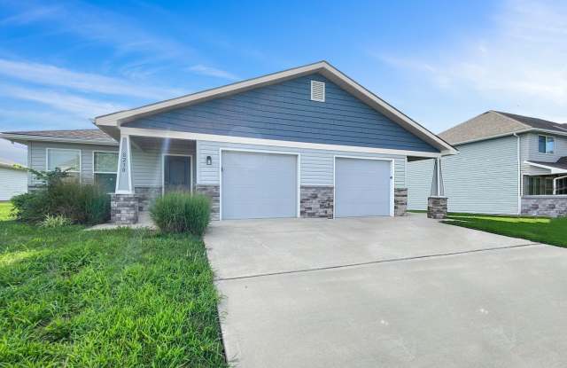 Charming 3BR/2BA Renovated Duplex | Ranch-Style Living in Colonial Gardens photos photos