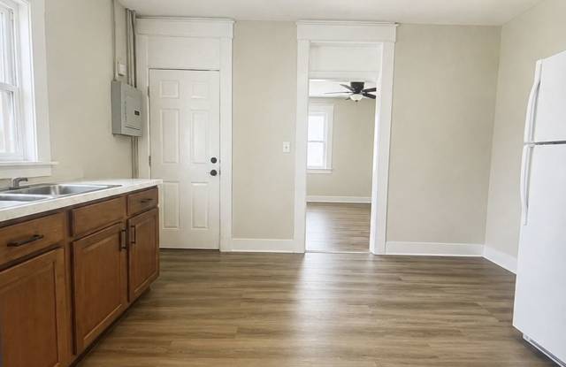 309 S McKinley Ave - AVAILABLE NOW! - Spacious 2BR Near Ball State & The Village photos photos
