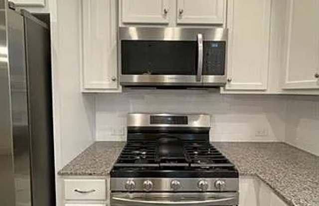 3 BR/2BA | 1-Car Garage | End-Unit Gallery 4