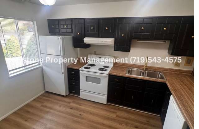 TAKE $625 OFF FIRST MONTHS RENT!! Updated Belmont Townhome with Attached Garage & Fenced Yard $1250/$1250 Gallery 1