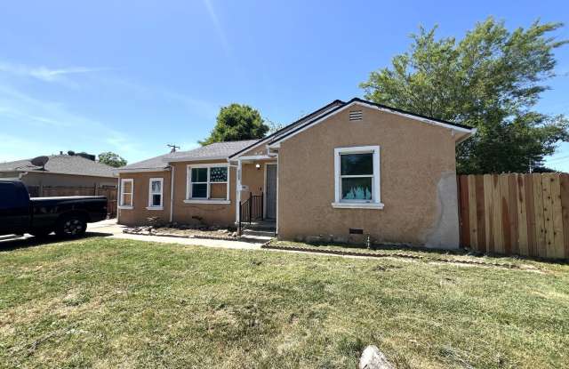 A Charming 2bd/1ba Sacramento House with Fenced Backyard photos photos
