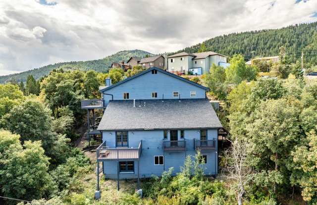 Multi-Level Single-Family Home in Summit Park Gallery 4