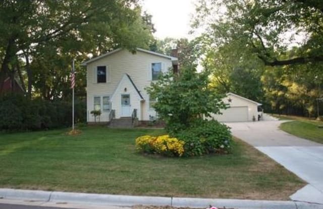 1895 Howard St N - 1895 Howard Street, Maplewood, MN 55109